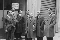 1956, Alcuni membri del Comitato davanti alla sede in via Cambioni